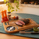 Tábua de Churrasco Resinada Personalizada VASCO | Madeira Teca Premium com Acabamento Alto Brilho