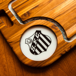 Tábua de Churrasco Resinada Personalizada SANTOS | Madeira Teca Premium com Acabamento Alto Brilho
