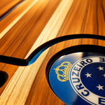 Tábua de Churrasco Resinada Personalizada CRUZEIRO | Madeira Teca Premium com Acabamento Alto Brilho