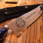Faca de Churrasco Artesanal Personalizada CRUZEIRO | Aço Inox 420C com Cabo em Madeira e Resina + Bainha de Couro