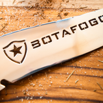 Faca de Churrasco Artesanal Personalizada BOTAFOGO | Aço Inox 420C com Cabo em Madeira e Resina + Bainha de Couro