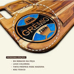 Tábua de Churrasco Personalizada com Escudo do Seu Time | Tábua de Carne em Madeira com Porta Molho e Canaletas