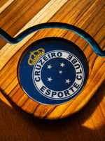 Tábua de Churrasco Resinada Personalizada CRUZEIRO | Madeira Teca Premium com Acabamento Alto Brilho