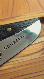 Faca de Churrasco Artesanal Personalizada CRUZEIRO | Aço Inox 420C com Cabo em Madeira e Resina + Bainha de Couro