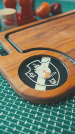 Tábua de Churrasco Resinada Personalizada VASCO | Madeira Teca Premium com Acabamento Alto Brilho