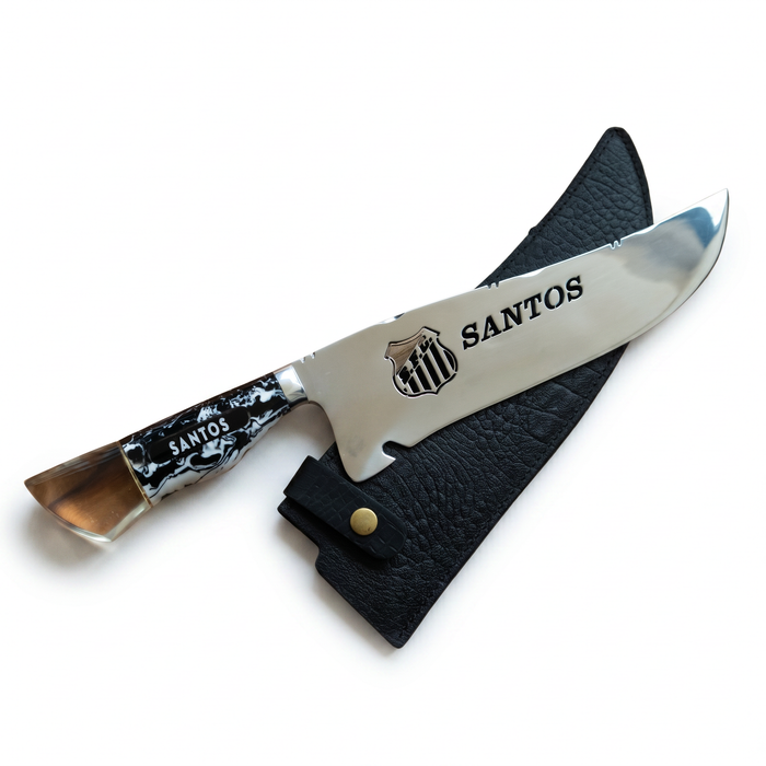 Faca de Churrasco Artesanal Personalizada SANTOS | Aço Inox 420C com Cabo em Madeira e Resina + Bainha de Couro
